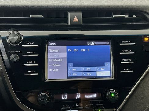 Used 2018 Toyota Camry SE image 19