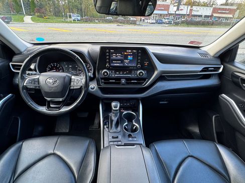 Used 2020 Toyota Highlander XLE image 15