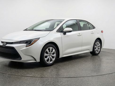 Used 2025 Toyota Corolla LE image 3