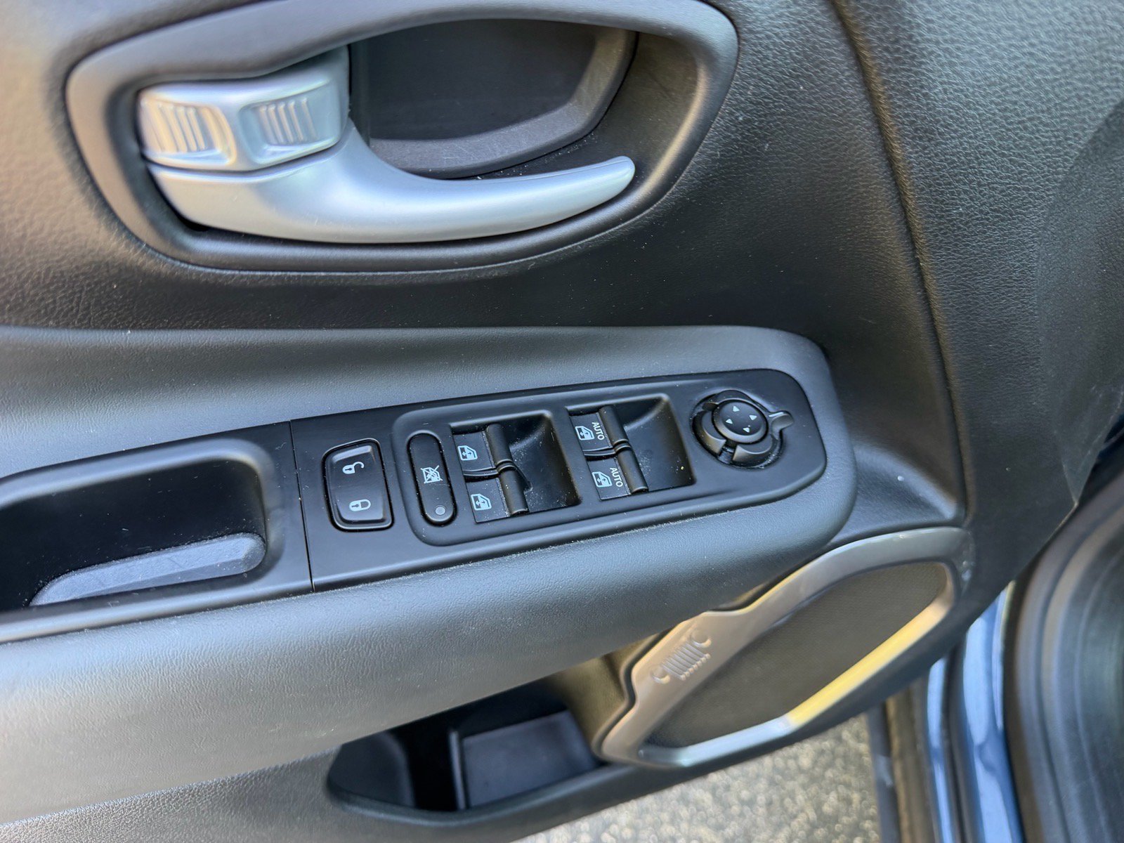 Used 2023 Jeep Renegade Latitude w/ Premium Group AWD/4WD image 20