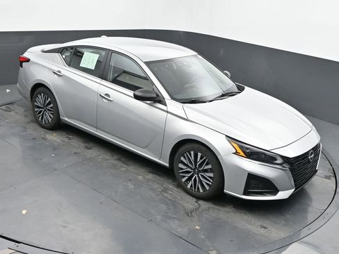 Used 2024 Nissan Altima 2.5 SV FWD image 31