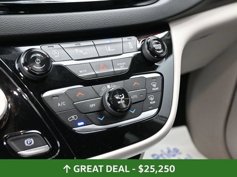 Used 2024 Chrysler Pacifica Touring-L FWD image 27