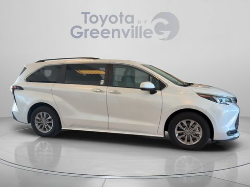 Used 2026 Toyota Sienna XLE FWD image 7