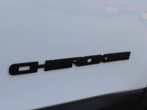 Used 2021 Jeep Cherokee Latitude Plus AWD/4WD image 57