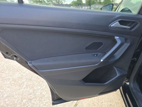 Used 2020 Volkswagen Tiguan S image 33