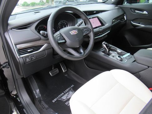 Used 2022 Cadillac XT4 Sport w/ Comfort Package FWD image 15