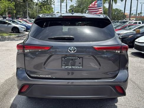 Used 2021 Toyota Highlander L FWD image 6
