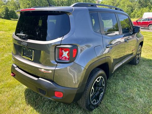 Used 2017 Jeep Renegade Trailhawk AWD/4WD image 3