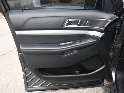 Used 2017 Ford Explorer XLT w/ Equipment Group 202A FWD image 9
