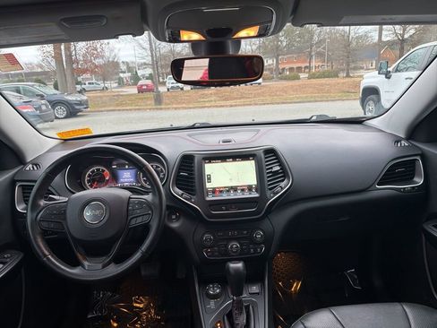 Used 2019 Jeep Cherokee Trailhawk image 10