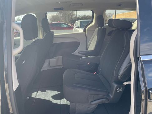 Used 2024 Chrysler Voyager LX image 28