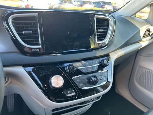 Used 2022 Chrysler Pacifica Touring-L image 8