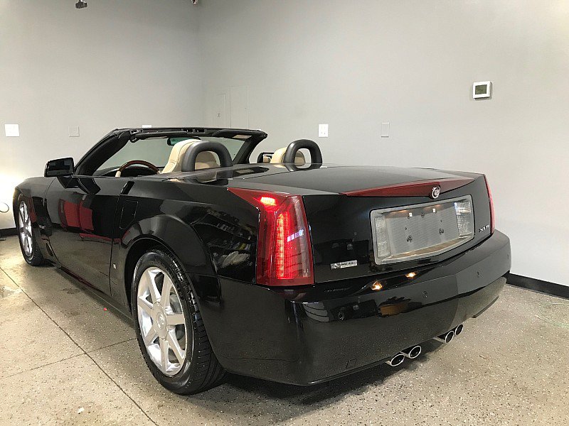 Used 2007 Cadillac XLR RWD image 9