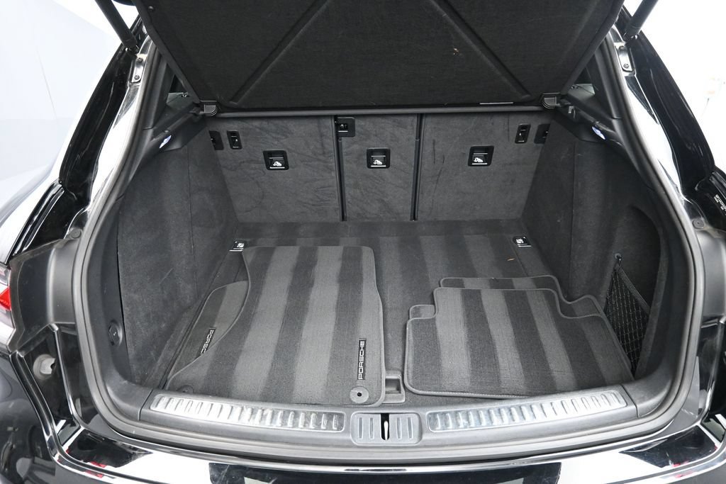 Used 2023 Porsche Macan AWD/4WD image 28
