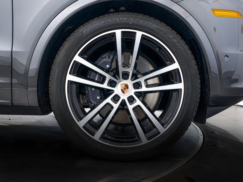 Certified 2025 Porsche Cayenne image 11