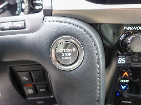 Used 2020 Lexus LX 570 4WD w/ 3rd Row & Luxury Pkg image 22