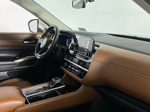 Used 2024 Nissan Pathfinder Platinum w/ Black Appearance Package image 31