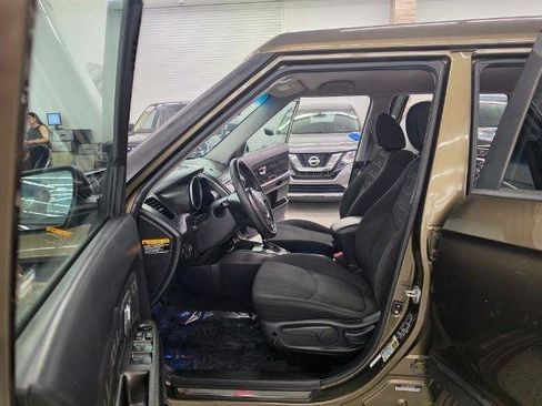 Used 2012 Kia Soul + w/ Audio Pkg FWD image 8