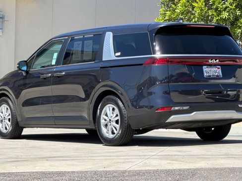 Used 2024 Kia Carnival LX FWD image 3