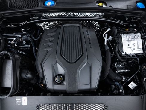 Certified 2025 Porsche Macan image 24