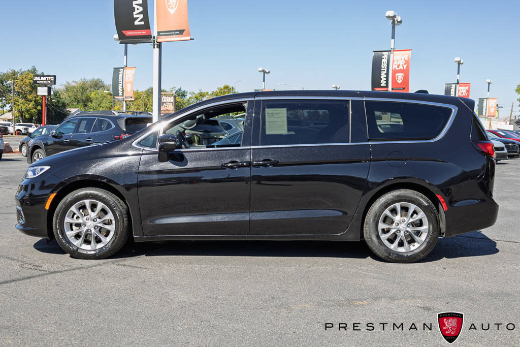 Used 2026 Chrysler Pacifica Limited FWD image 17