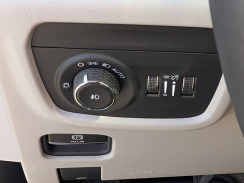 Used 2022 Jeep Grand Cherokee L Overland w/ Luxury Tech Group IV RWD image 24
