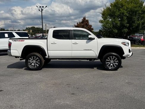 Used 2020 Toyota Tacoma TRD Off-Road AWD/4WD image 2