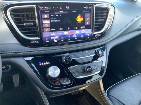 Used 2025 Chrysler Pacifica Limited image 20