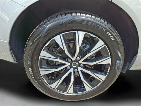 Certified 2025 Volvo XC60 B5 Plus image 7