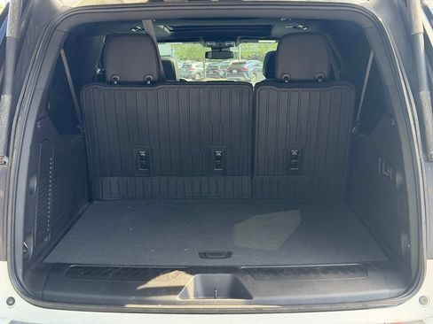Used 2023 GMC Yukon XL SLT w/ SLT Luxury Package AWD/4WD image 6