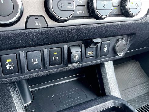 Used 2022 Toyota Tacoma TRD Sport w/ Technology Package AWD/4WD image 32