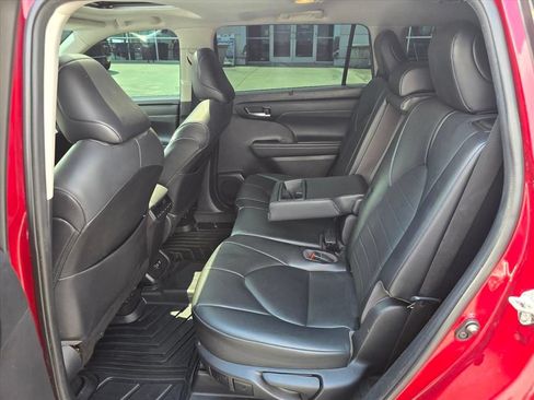 Used 2021 Toyota Highlander XLE FWD image 13