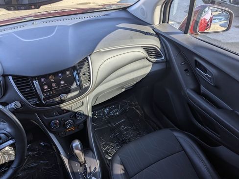 Used 2022 Chevrolet Trax LT w/ LT Convenience Package image 25