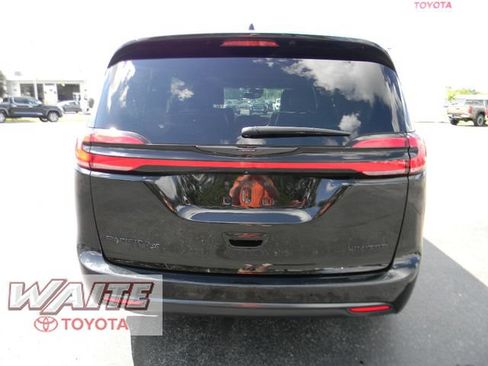 Used 2025 Chrysler Pacifica Limited FWD image 3