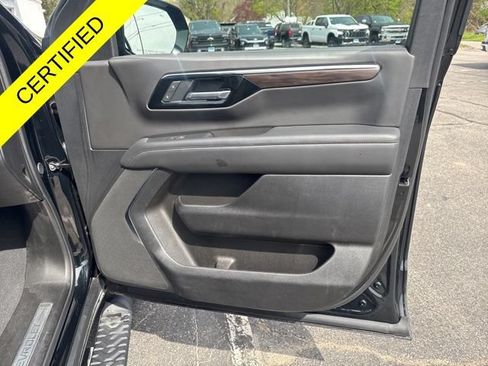 Used 2025 Chevrolet Suburban Z71 AWD/4WD image 29