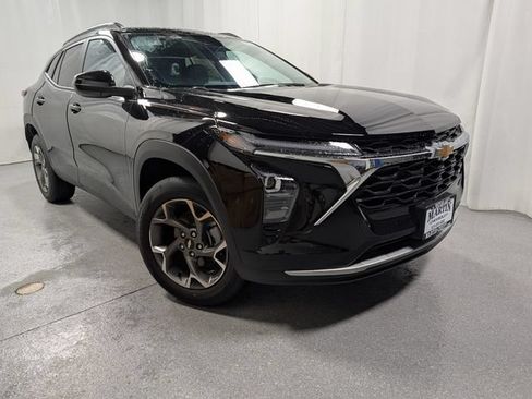 New 2026 Chevrolet Trax LT w/ LT Convenience Package FWD image 2