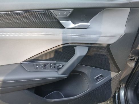 New 2025 Volkswagen Tiguan SE image 11