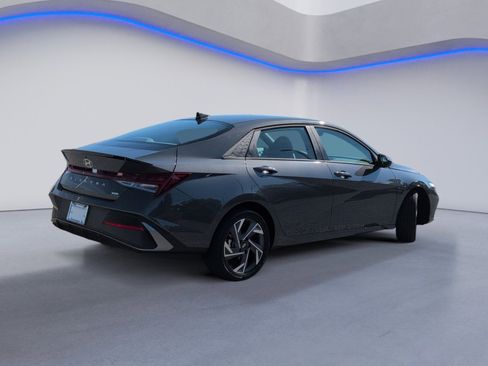 New 2025 Hyundai Elantra SEL image 4