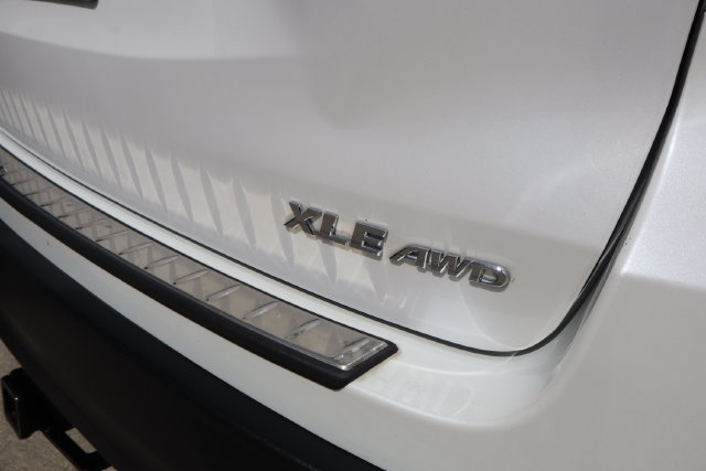 Used 2019 Toyota Highlander XLE AWD/4WD image 9