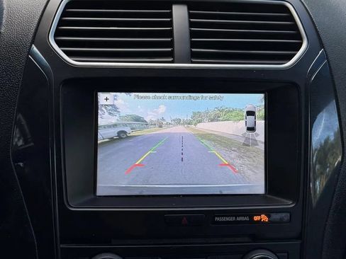 Used 2018 Ford Explorer XLT w/ Equipment Group 201A FWD image 11