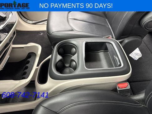Used 2023 Chrysler Pacifica Touring-L FWD image 21