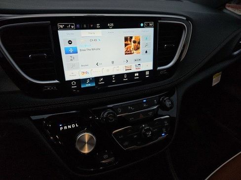 New 2026 Chrysler Pacifica Pinnacle image 25