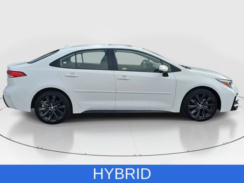 Used 2024 Toyota Corolla SE w/ SE Package FWD image 4