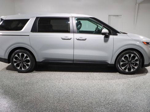 Used 2024 Kia Carnival EX FWD image 6