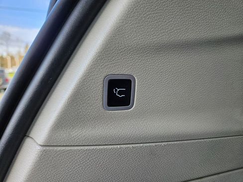 Used 2024 Chrysler Pacifica Touring-L image 12