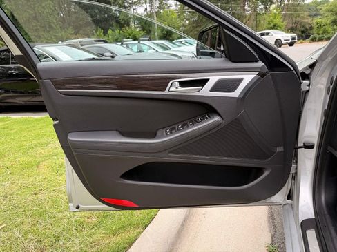 Used 2015 Hyundai Genesis 3.8 RWD image 16