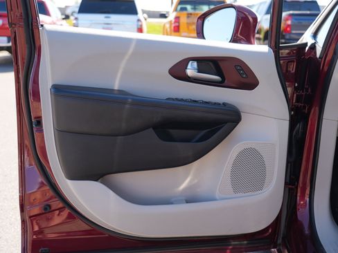 Used 2017 Chrysler Pacifica Limited FWD image 14