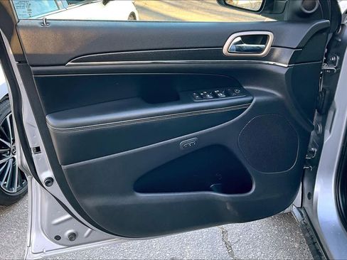 Used 2015 Jeep Grand Cherokee Limited w/ Luxury Group II image 20