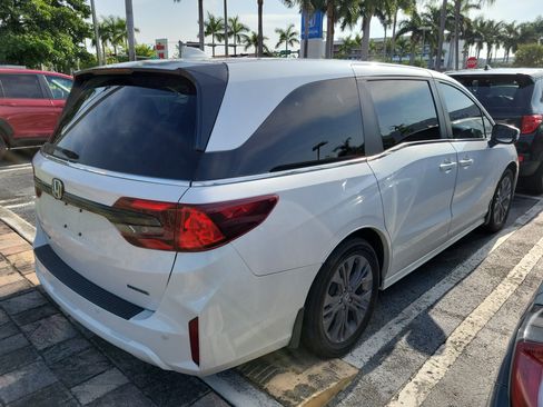 Used 2025 Honda Odyssey Touring image 3