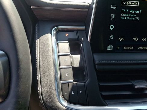 Used 2024 Chevrolet Suburban Z71 w/ Luxury Package AWD/4WD image 15